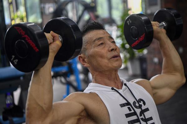 【西瓜視頻免費(fèi)】“有兒不愁長(zhǎng)！”胡軍曬照片為兒子康康慶生