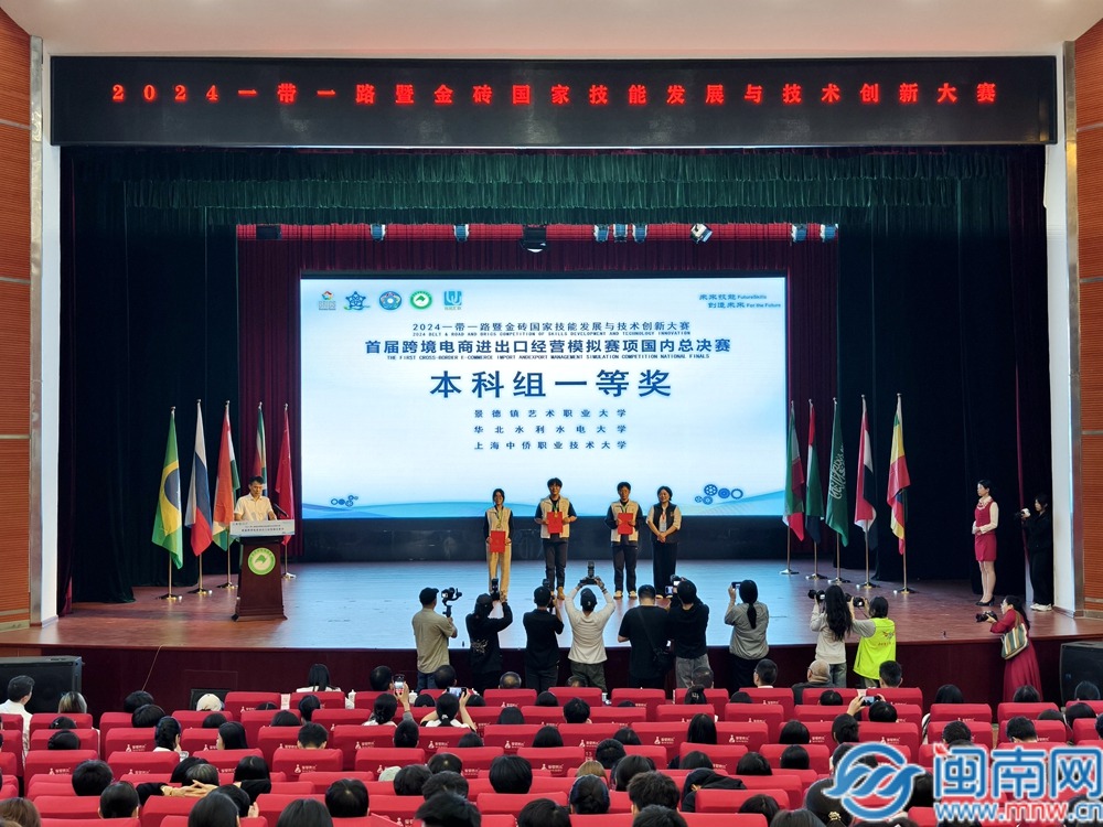 上海：支持企業(yè)加快先進(jìn)工藝電子化學(xué)品及原料、集成電路工藝及設(shè)備材料等研究